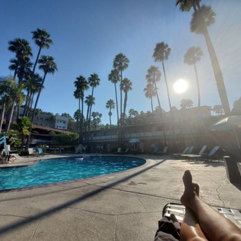 Kings Inn San Diego - Gorgeous evening by the pool. Super quiet on a hot weekday. - San Diego, CA