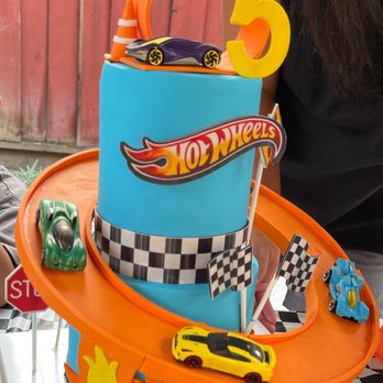 DH Cake Studio - Hotwheels Cake - Cupcakes Near Me DH Cake Studio - Hotwheels Cake - Cupcakes Near Me