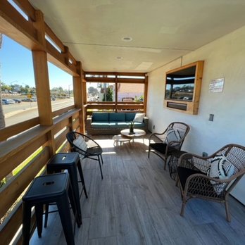 Surfhouse - Cozy patio hangout on the end of the 2nd floor - Surfing Near Me - Encinitas, California