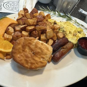 Hash House a Go Go - Simple scramble meal with biscuit - Cocktail Bars Near Me - Winter Garden, Florida Hash House a Go Go - Simple scramble meal with biscuit - Cocktail Bars Near Me - Winter Garden, Florida