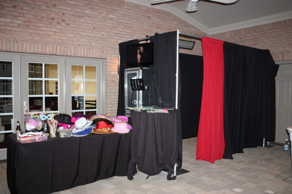 CAPTURED MOMENTS PHOTO BOOTH Updated September 2024