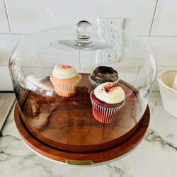 Courtney's Bakery - Cupcakes on display!