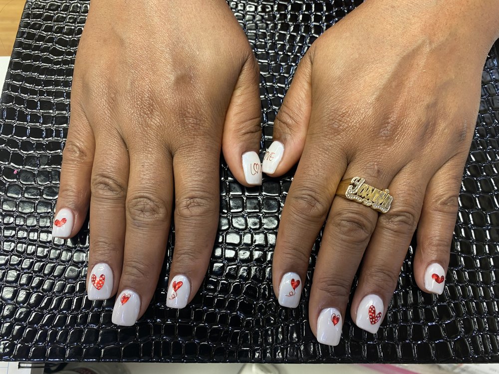 Lucky Nails Logo