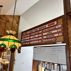 The Apple Barn & Cider Mill - The cafe