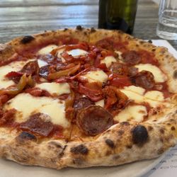 DOC Pizza & Mozzarella Bar - Pizza cornuto