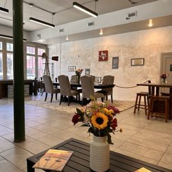 Hendley Wine - Beautiful decor and inviting atmosphere! Perfect place to grab lunch, catch up work emails and host business meetings.