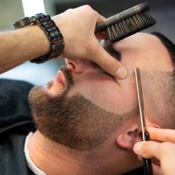 Headzup Barbershop - Come get your beard done!