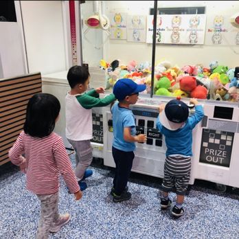 Bundow Boba - Kids love hanging out in front of the claw machine - Bubble Tea Near Me - Millbrae, California