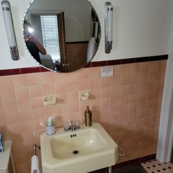 Morton Street INn Shipshewana - The emaculately clean bathroom