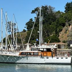 Just Dreaming Yacht Charters - Just Dreaming yacht on Angel Island