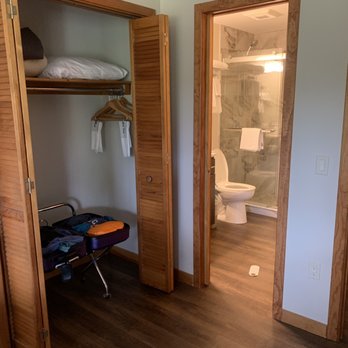 Grey Fox Inn & Resort - Bedroom into bathroom - Hotels Near Me - Stowe, Vermont Grey Fox Inn & Resort - Bedroom into bathroom - Hotels Near Me - Stowe, Vermont