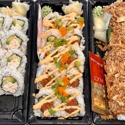 Pokéwaves - Trying out the pre-made sushi rolls: California, Spicy Tuna and Crunch Rolls