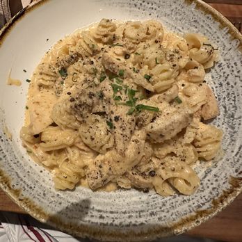 Von's 1000Spirits - Tellicherry Chicken and Smoked Gouda - New American Near Me - Seattle, Washington