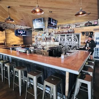 Brews Brothers Brewpub - Bar area - Brewpubs Near Me - Burbank, California