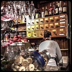 Samsara - Dietro il bancone, l'armadietto delle tisane.