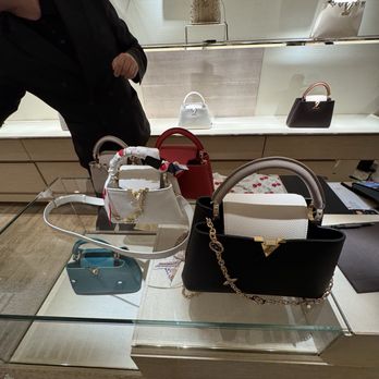 Louis Vuitton - Fashion Near Me - Venezia, VE Louis Vuitton - Fashion Near Me - Venezia, VE