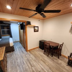 Kamuela Inn - Entery into the room