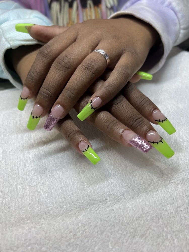 Happy Nails Logo