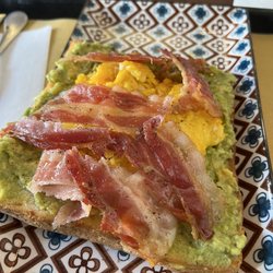 Mammò - Avacado toast with egg and bacon