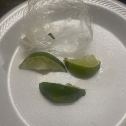 3 piezas de limón para 10 tacos