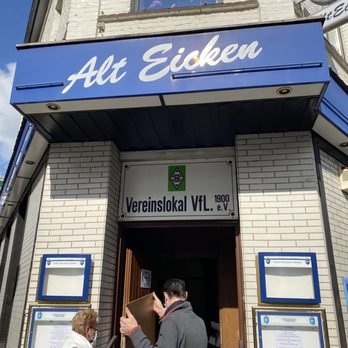 Alt Eicken - Die ehemaligen Inhaber vor der Gaststätte Alt Eicken - German Near Me - Mönchengladbach, NW Alt Eicken - Die ehemaligen Inhaber vor der Gaststätte Alt Eicken - German Near Me - Mönchengladbach, NW