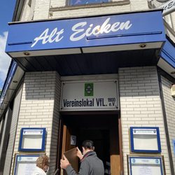 Die ehemaligen Inhaber vor der Gaststätte Alt Eicken