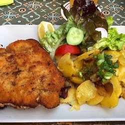 Naumann´s Hüttn Wirt - Cordon Bleu mit Bratkartoffeln und Salatbeilage