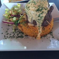 Fussion - Churrasco relleno de mofongo sobre paella de mariscos