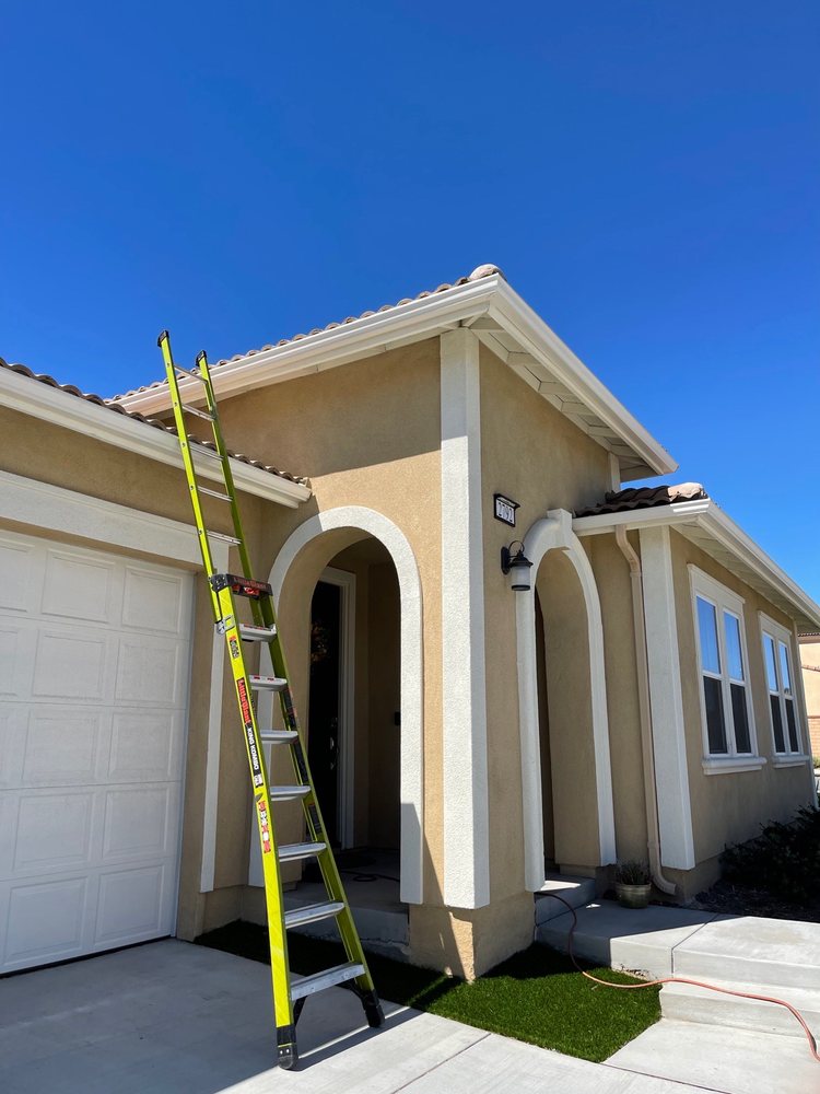 Slide of Jayrods Seamless Gutters