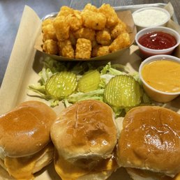 Beer Cheese Sliders with Tater Tots Beer Cheese Sliders with Tater Tots
