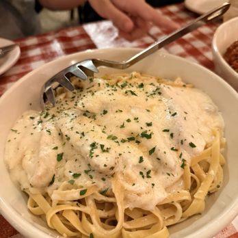 Buca di Beppo Italian Restaurant - Chicken Fettuccine Alfredo - Italian Near Me - Thousand Oaks, California Buca di Beppo Italian Restaurant - Chicken Fettuccine Alfredo - Italian Near Me - Thousand Oaks, California