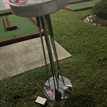 Mother Earth Motor Lodge - Cute putt putt table made with golf clubs - Hotels Near Me - Kinston, North Carolina