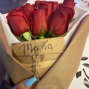 Eileen Entertainment - Dozen Red Roses - Florists Near Me - Las Vegas, Nevada Eileen Entertainment - Dozen Red Roses - Florists Near Me - Las Vegas, Nevada