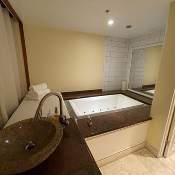 The Kahala Spa - Bathroom - Day Spas Near Me - Honolulu, Hawaii The Kahala Spa - Bathroom - Day Spas Near Me - Honolulu, Hawaii