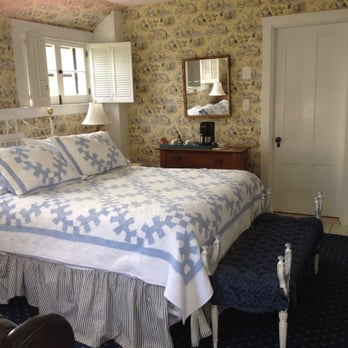 Ashley Manor - Phinney's Terrace Room - Bed & Breakfast Near Me - Barnstable, Massachusetts