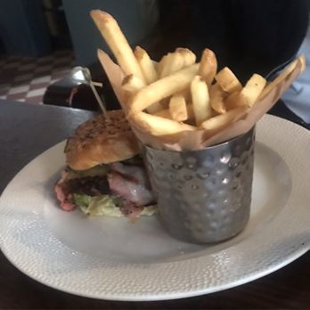 The Champion- Notting Hill - Hamburger with bacon and fries - Pubs Near Me - London, XGL The Champion- Notting Hill - Hamburger with bacon and fries - Pubs Near Me - London, XGL