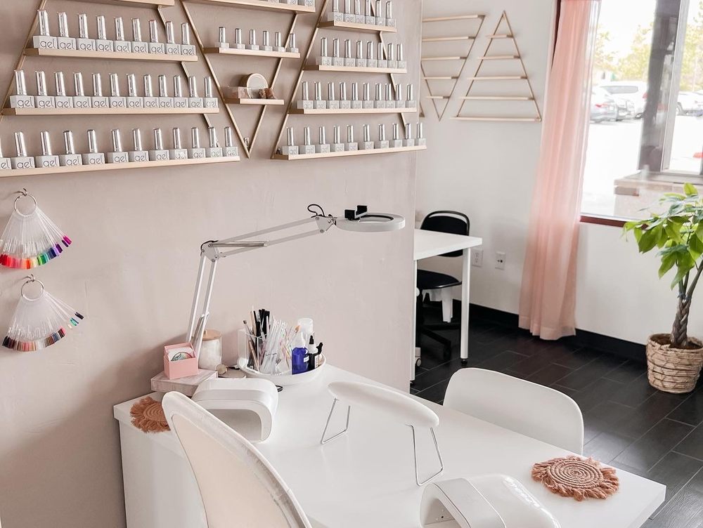 Vivid Nail Salon Logo