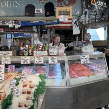 Pike Place Fish Market - Getting ready for the toss. - Seafood Markets Near Me - Seattle, Washington