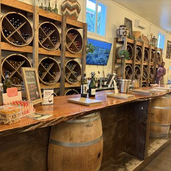 Noisy Water Winery - Bar - Wine Tasting Room Near Me - Albuquerque, New Mexico