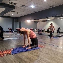 Quartier Révolution - Cours de groupe : yoga chaud, Original Hot Yoga, Inferno, yoga tradditionnel