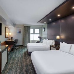 Ramada Plaza by Wyndham Geneva Lakefront Resort - Guest room