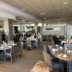 Seaview Restaurant - Breakfast crowd!