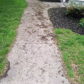 Ardenwood - Our nice manicured sidewalks - Apartments Near Me - North Haven, Connecticut