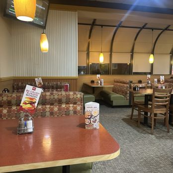 Bakers Square - Inside seating- clean! - American Near Me - Coon Rapids, Minnesota