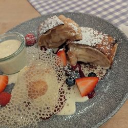 Zollpackhof - Apple Strudel with ice cream and berries
