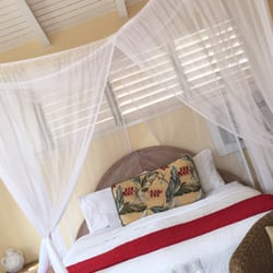 An Old Lahaina House - King size comfy bed in the riviera room!