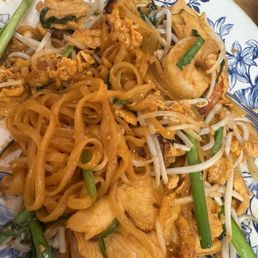 Chicken and shrimp pad thai. Mediocre
