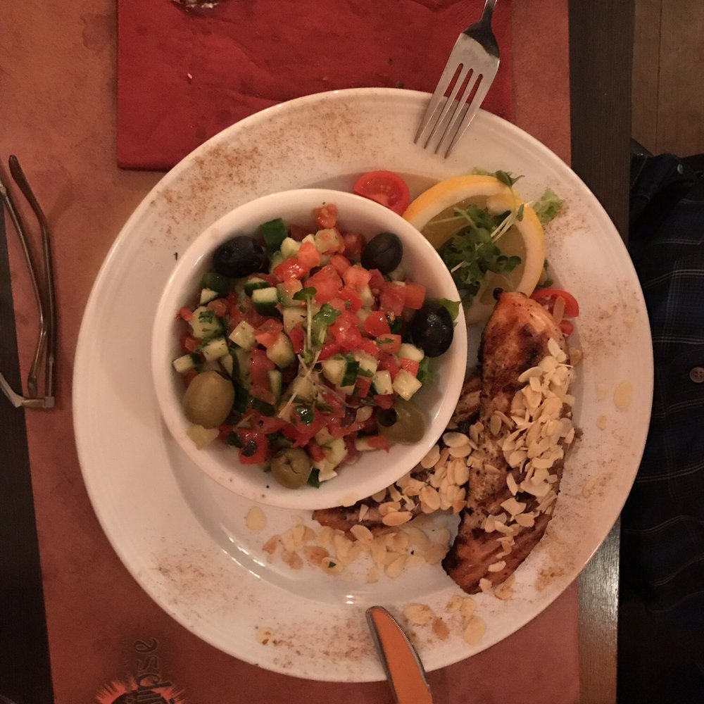 Eclipse Grillbar - Lachs mit Salat - Israeli Near Me - Munich, BY