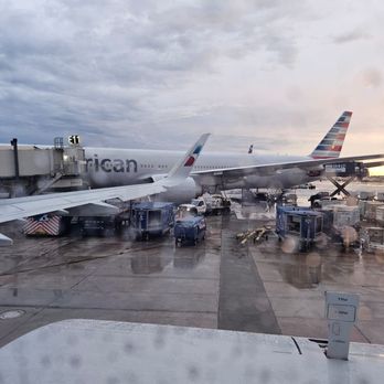 American Airlines - Getting a plane ready - Airlines Near Me - Las Vegas, Nevada American Airlines - Getting a plane ready - Airlines Near Me - Las Vegas, Nevada
