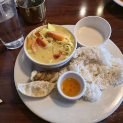 Yellow curry lunch menu item.